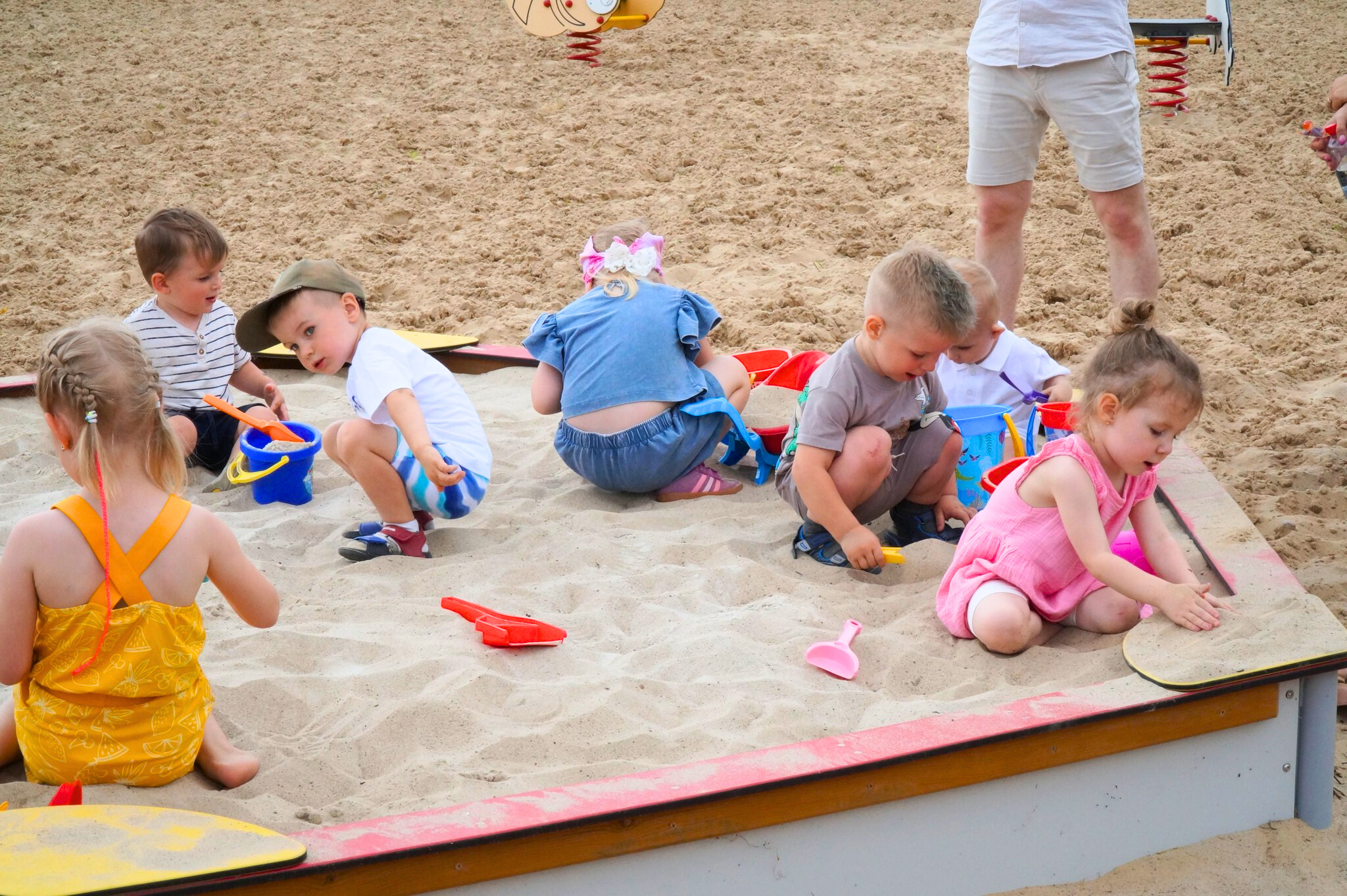 uśmiechnięte dzieci z plecakami